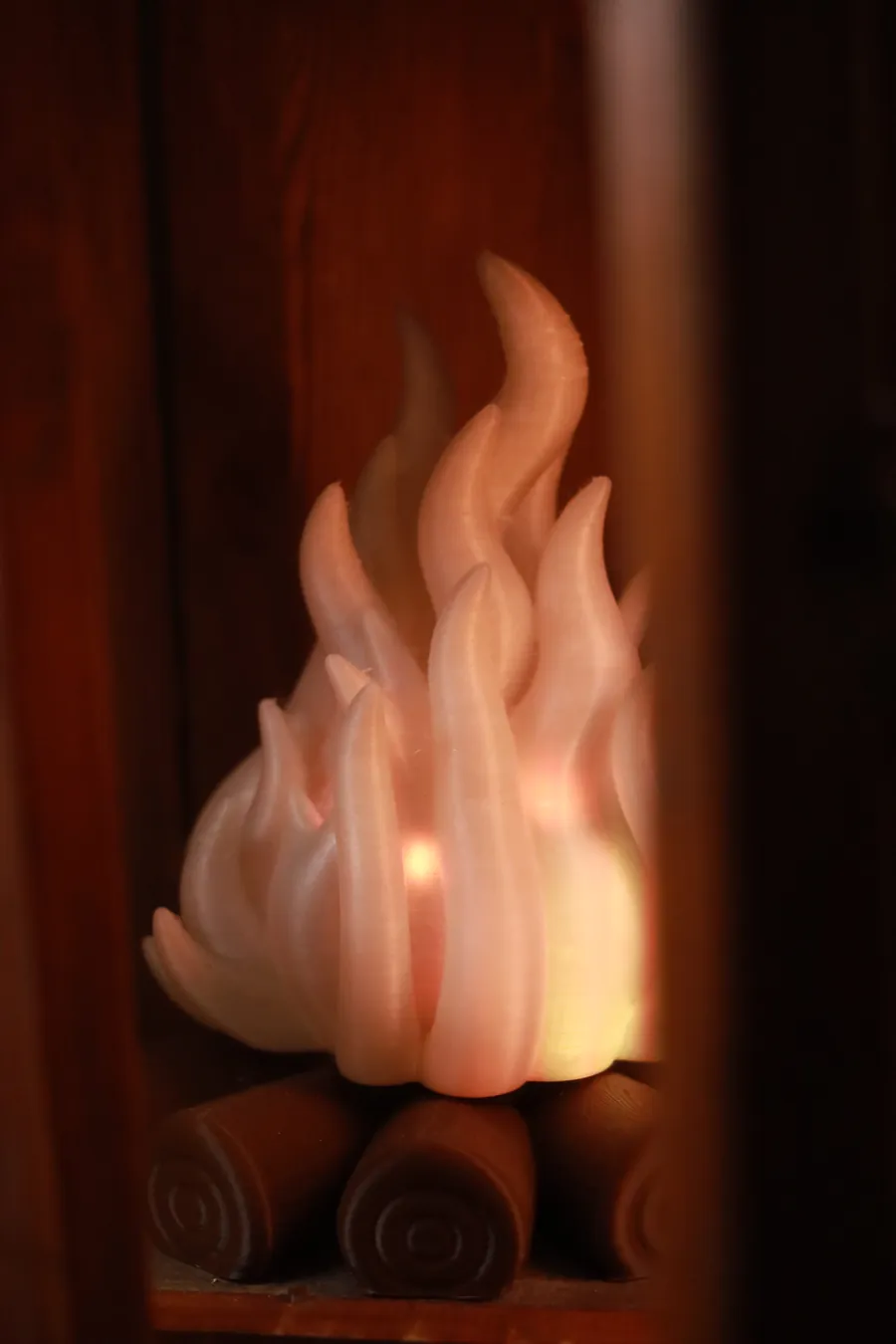 Un feu de camp enchanté posé sur une malle
